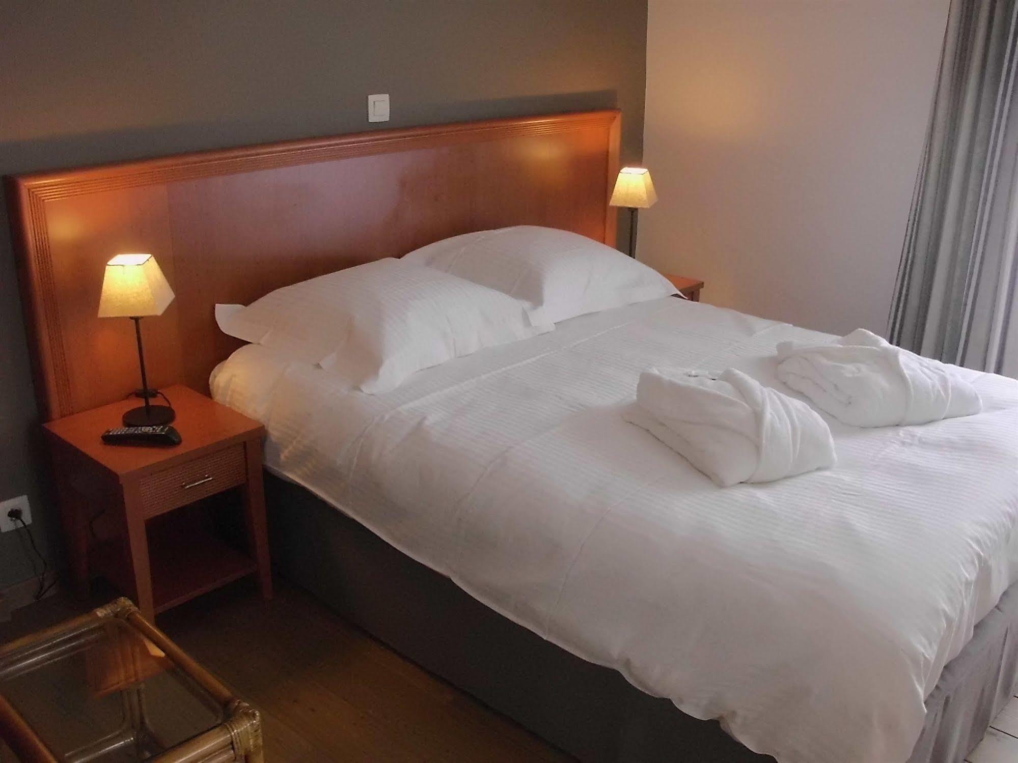 Hotel Le Fournil Redu Extérieur photo