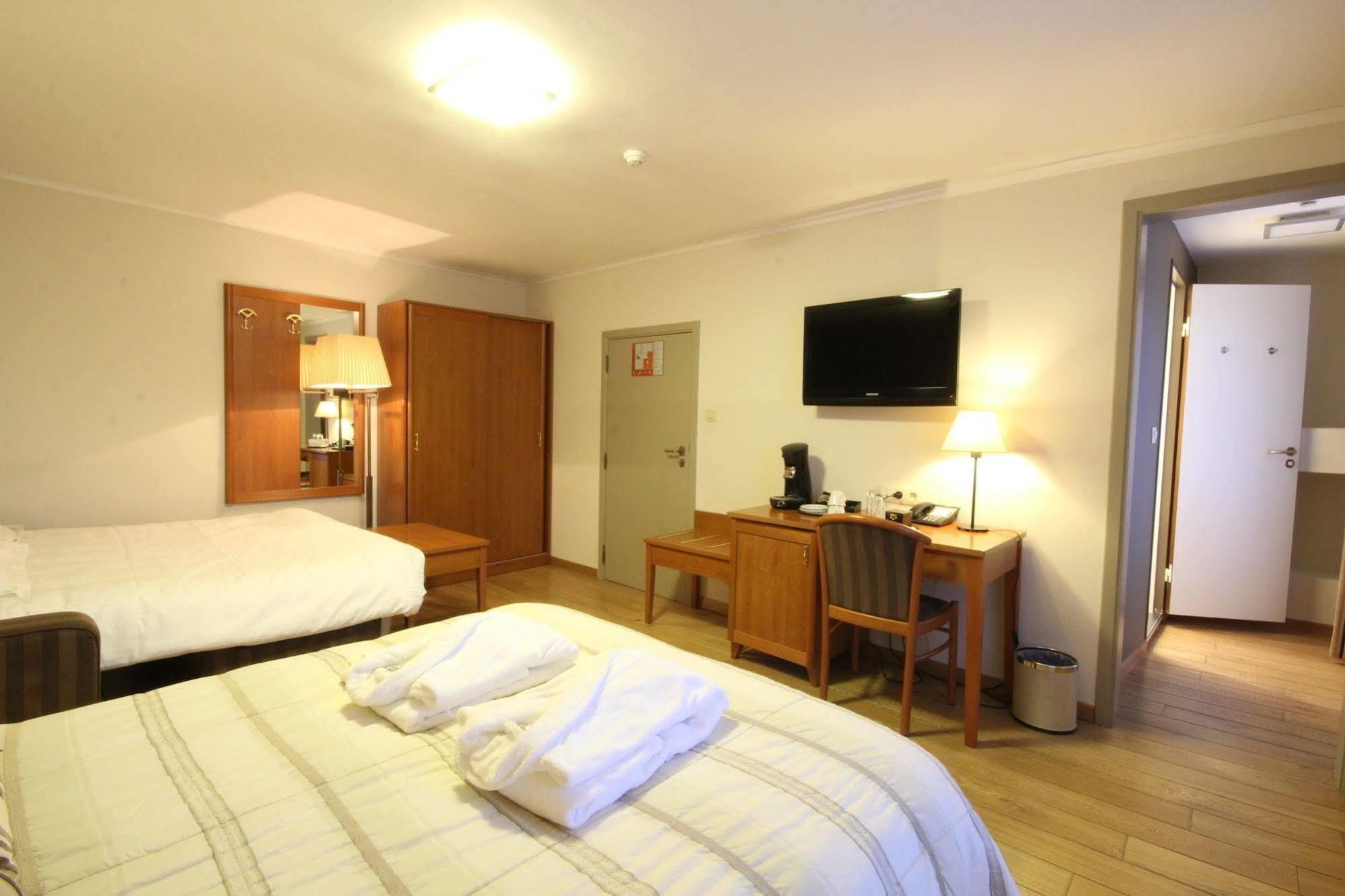 Hotel Le Fournil Redu Extérieur photo